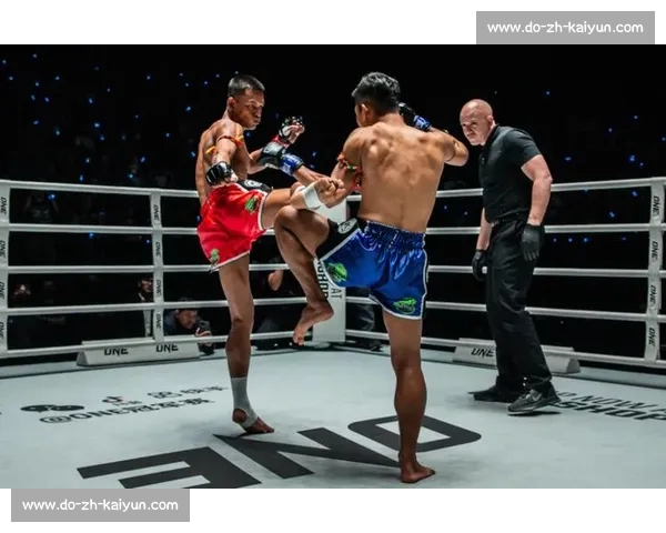 舍身踢两度读秒！苏阿布莱克踢拳首秀震撼 KO 桑阿希提